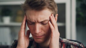 un uomo che si porta le mani alle orecchie